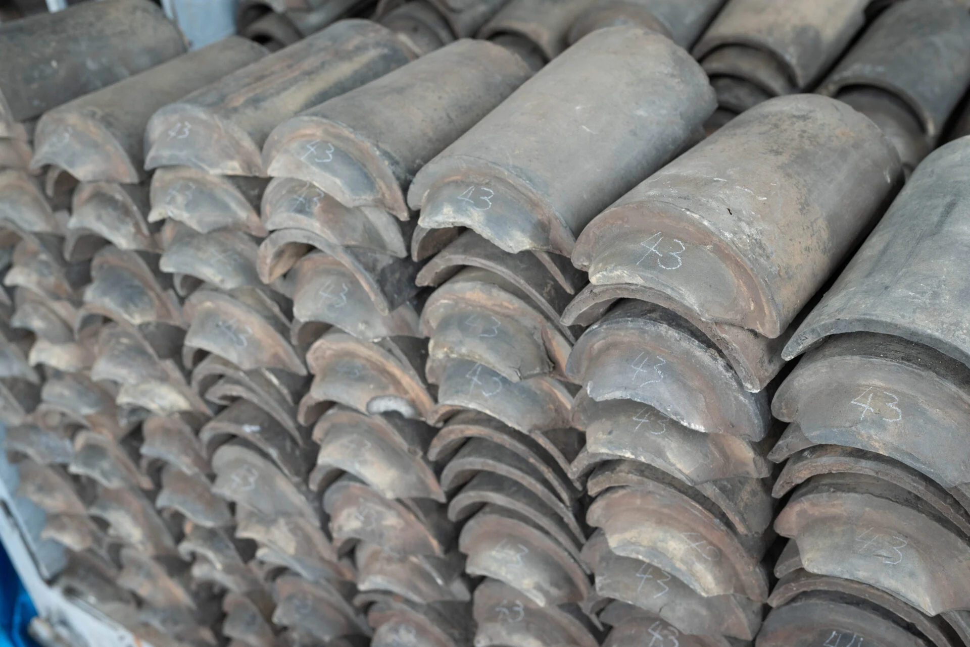 使われていた場所に戻せるよう、古瓦には数字が振られている