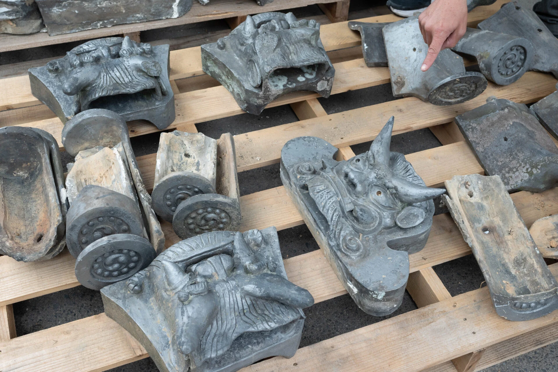 修復を待つ鬼瓦