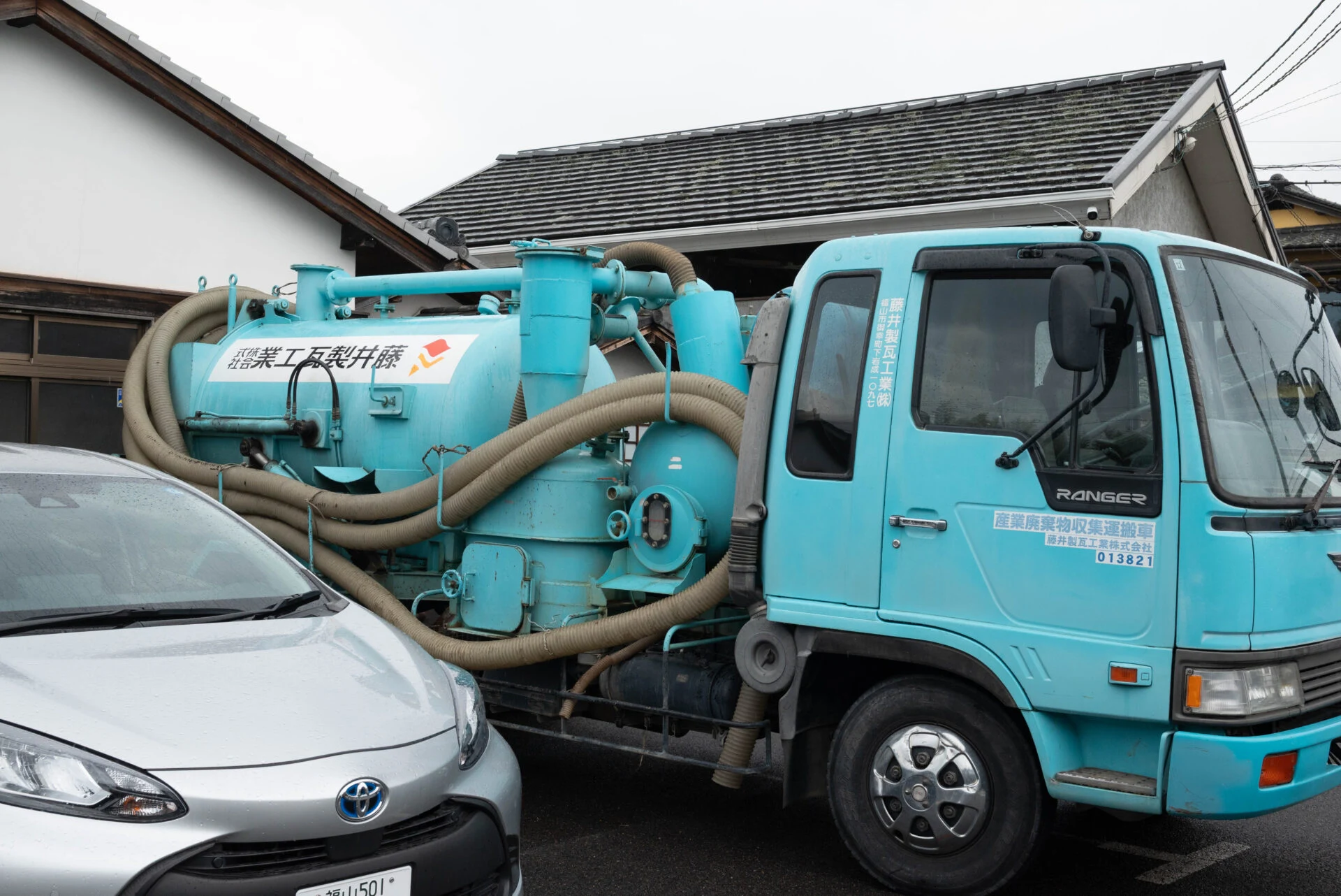 会社名の入ったバキュームカーは、土葺きの屋根に対応できる証