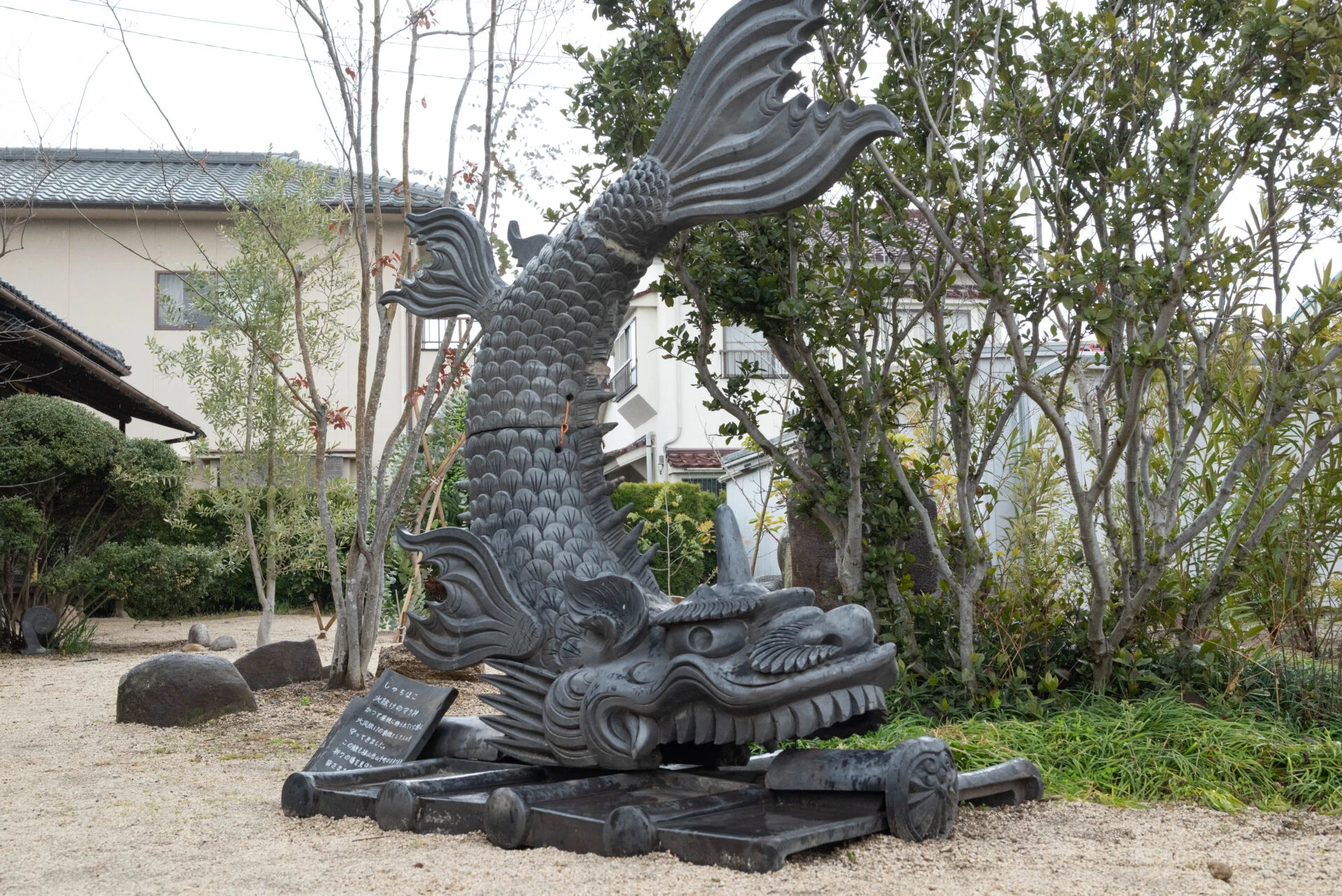 職人の手でていねいに彫刻され、焼き上げられたしゃちほこ