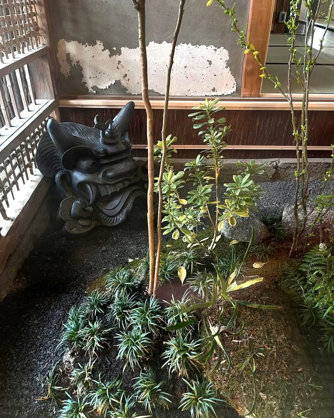 「鬼師」と呼ばれる職人が手作業で造る鬼瓦(画像提供:FUKI IWANARI)