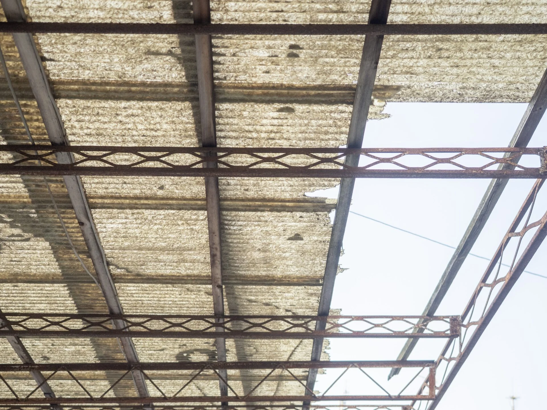 老朽化したアーケード。一部のアーケードは剥がれ落ちている