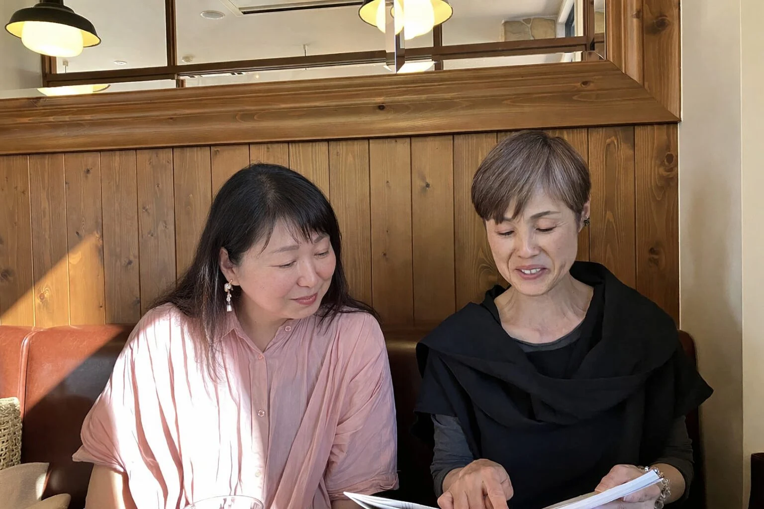 インタビューの合間に打ち合わせをする翠.さん（左）と瑞枝さん（右）