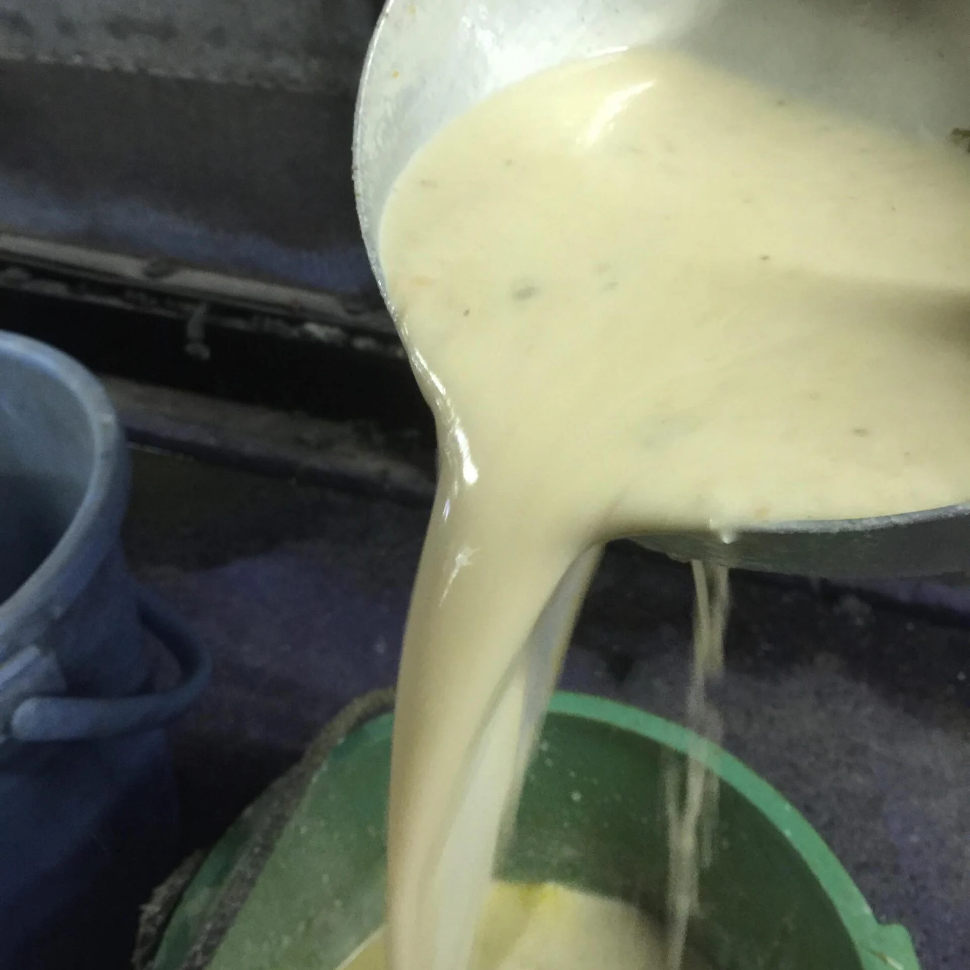 乳酸発酵で作った液体状の餌（写真提供：瀬戸牧場）