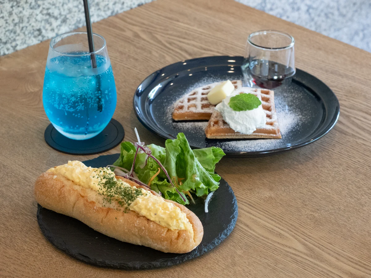 「ソライロソーダ」と「玉子サンド」「ワッフル（バター）」