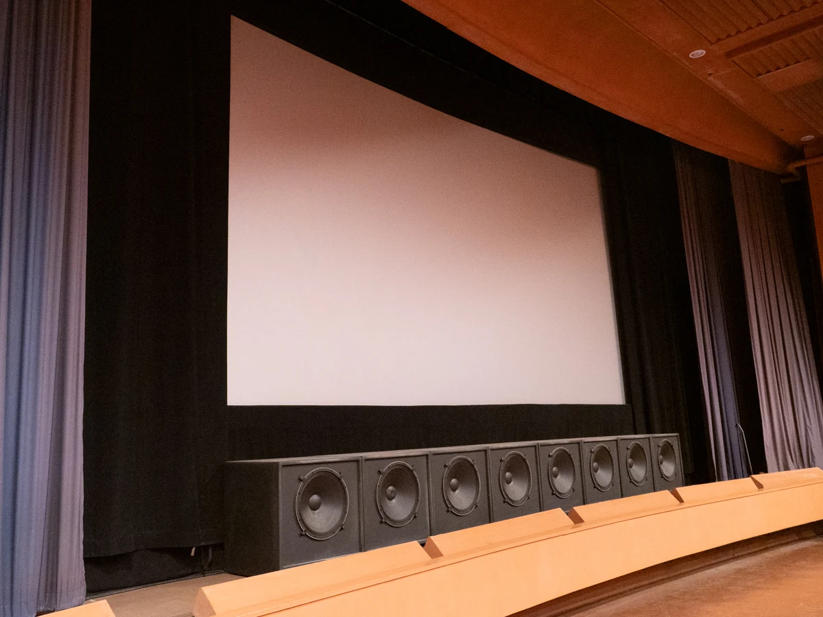 シネマモード2のスクリーン下に並ぶ、音響ブランド「TAD」のサブウーファースピーカー