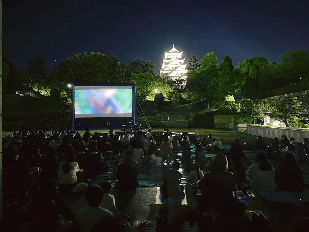 2026年5月に美術館前で初開催された屋外上映会の様子(写真提供:フューレック)