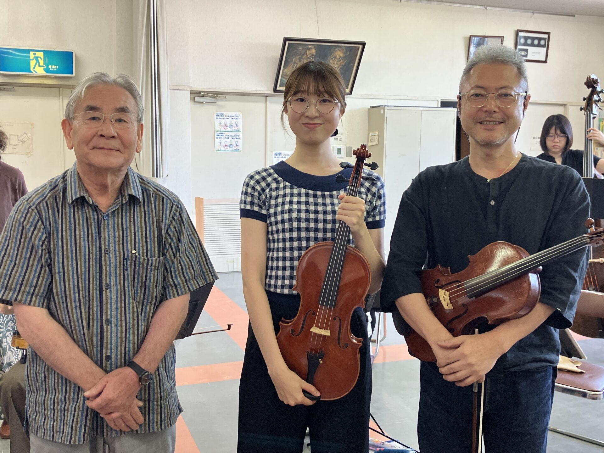 左から指揮者の上野さん、ソリストの石倉さん、団長の平さん