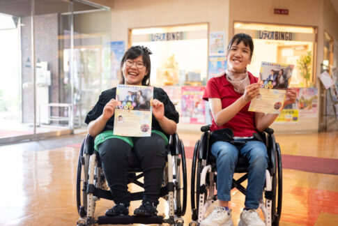 ２人はラジオ番組にも出演し、講演会の案内をすることが決まっている