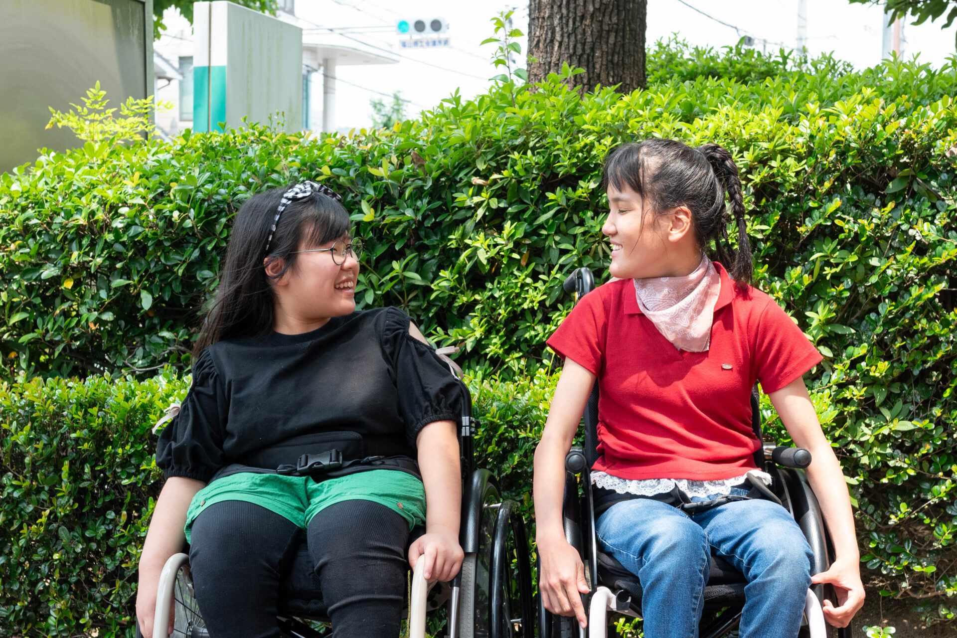 左：宇田百花さん　右：横山芽生さん　小さなころから仲が良く、ケンカをしたこともないという2人