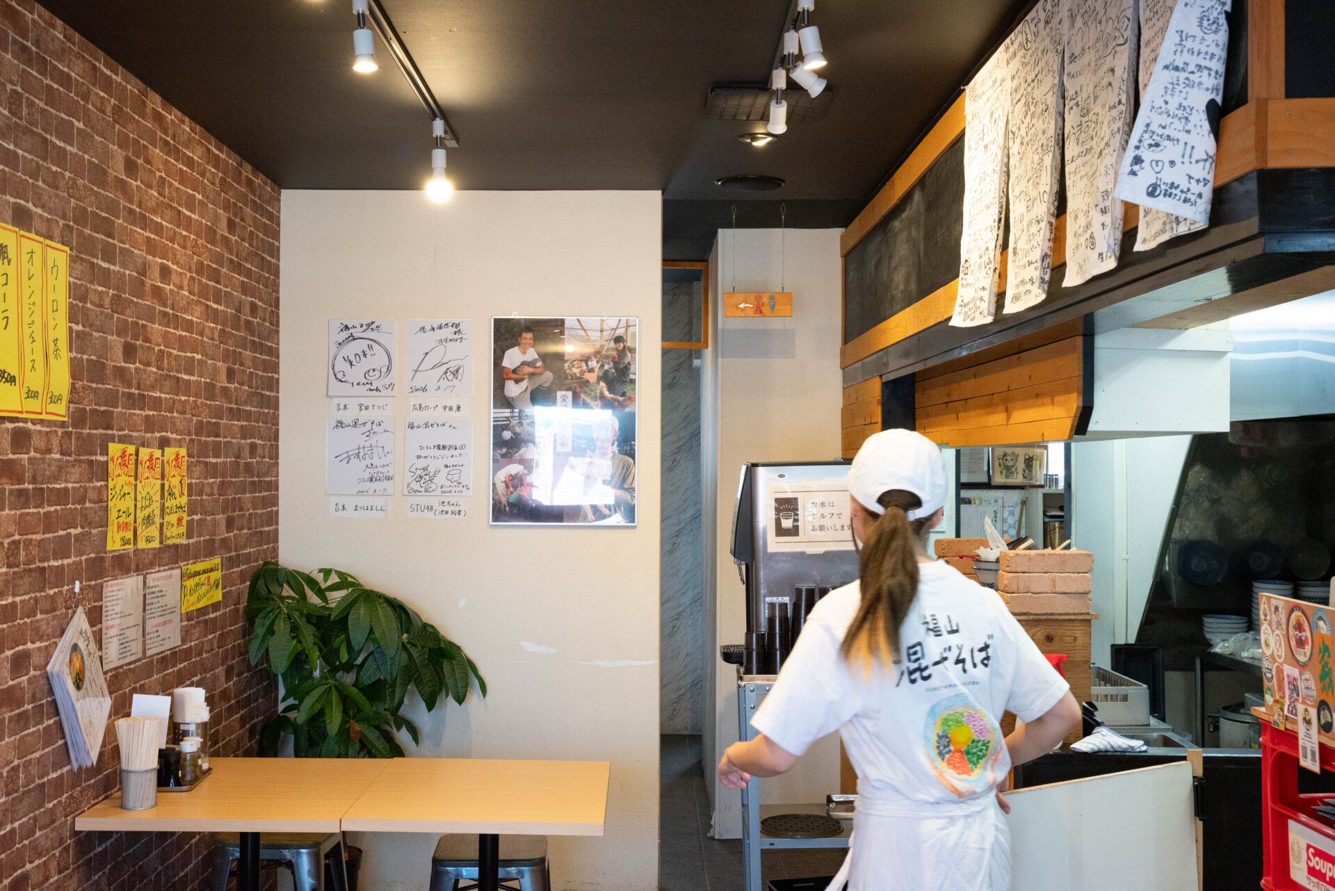 福山混ぜそば店内