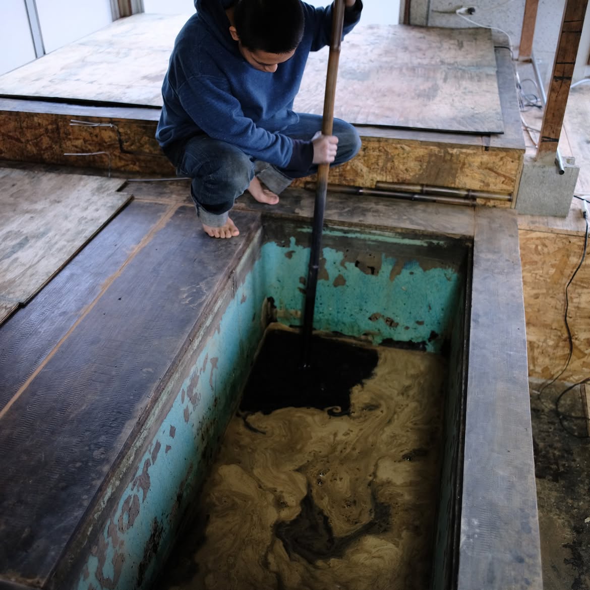 藍建ての作業（画像提供：THE TERROIR）